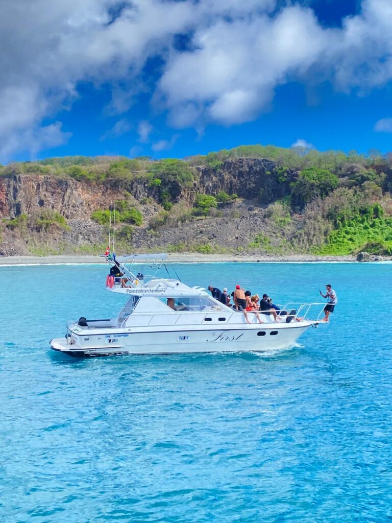 Experiência única de passeio de barco em Fernando de Noronha