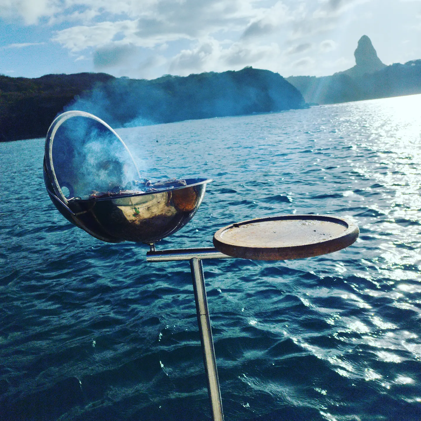 Mergulho livre nas águas cristalinas de Fernando de Noronha durante passeio